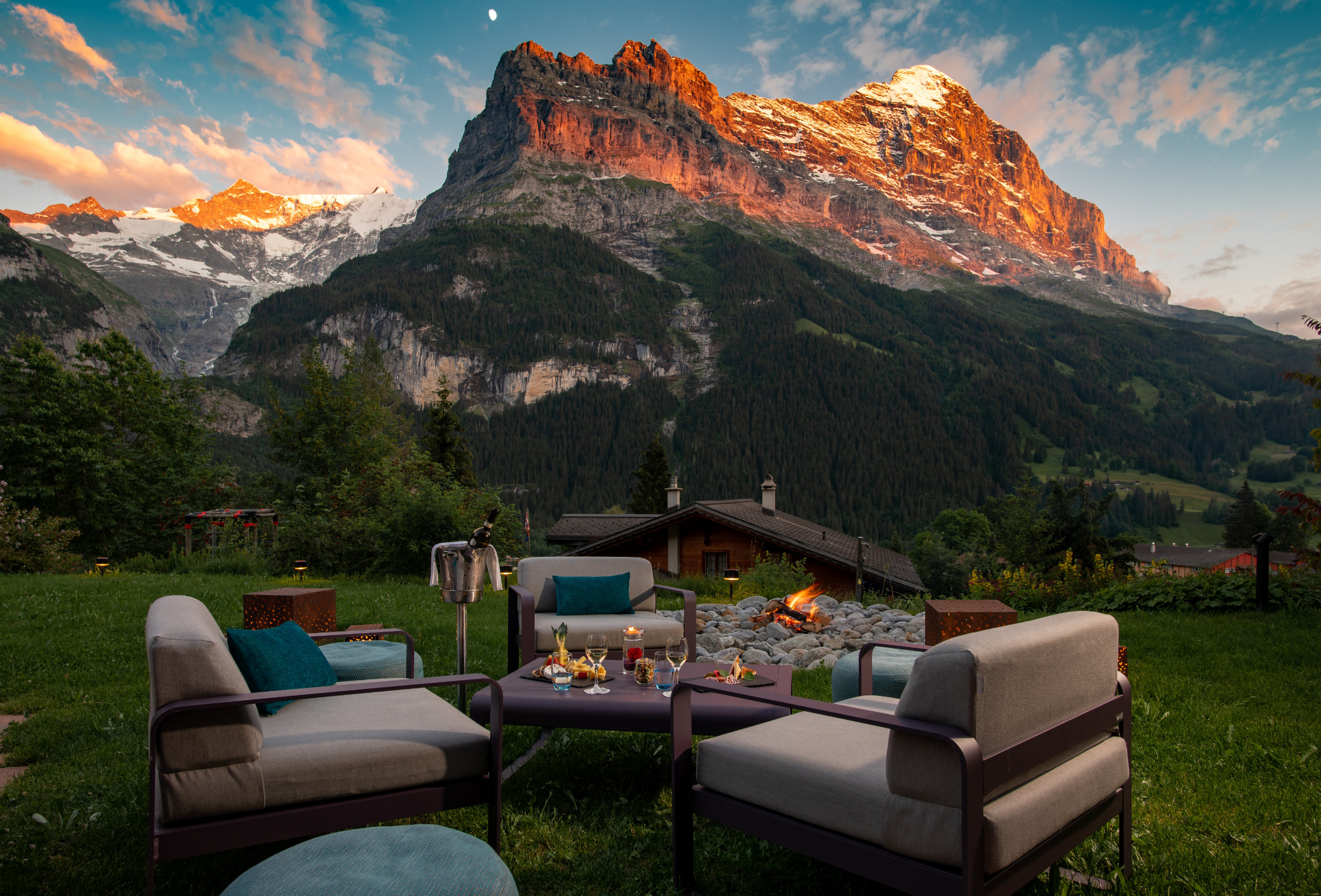 Feuerstelle im Garten mit Blick auf Eiger - Sunstar Hotel Grindelwald